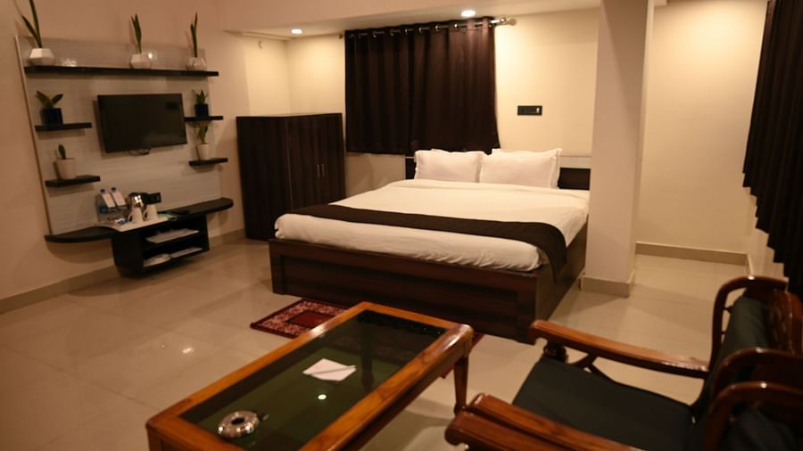 Safari Rooms in McCluskieganj with a cosy bed, a TV and more at Zero Mile by Wedlock Greens