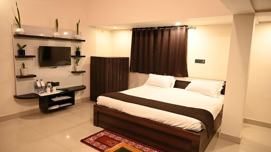 Safari Rooms in McCluskieganj with a cosy bed, a TV and more at Zeromile by Wedlock Greens