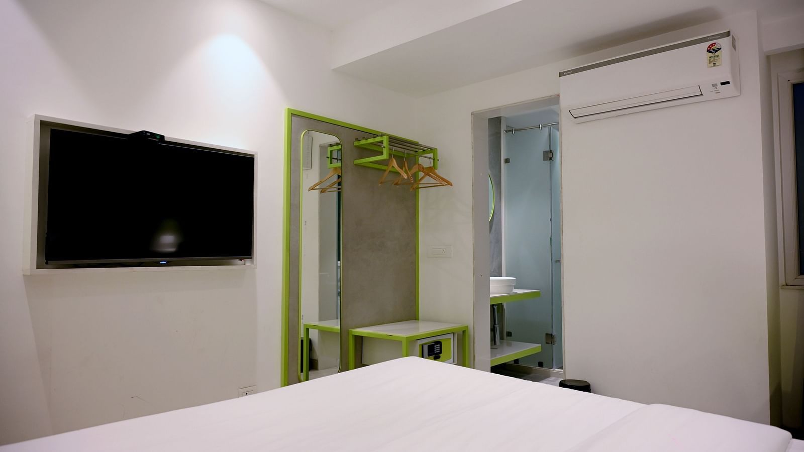 Picture featuring the interior view of Executive room - Hotel Le ROI Express, Karol Bagh 