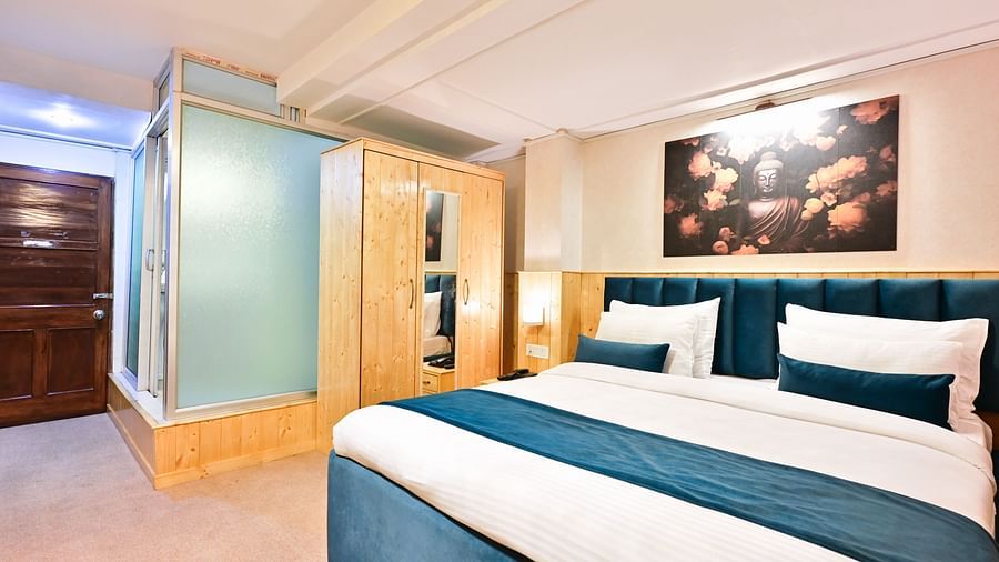 Deluxe Room with spacious bed, wooden furniture and warm lighitng at Avianna Seven Seas, Darjeeling6