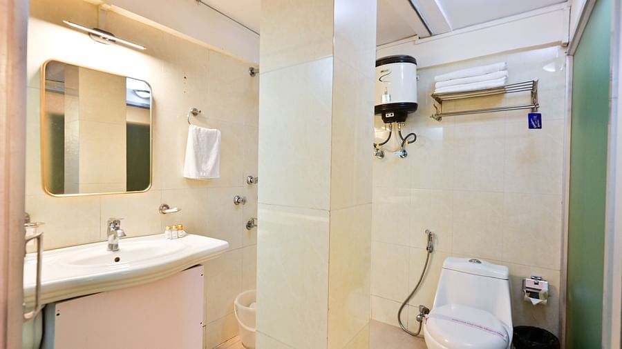 Deluxe Room with spacious bed, wooden furniture and warm lighitng at Avianna Seven Seas, Darjeeling8