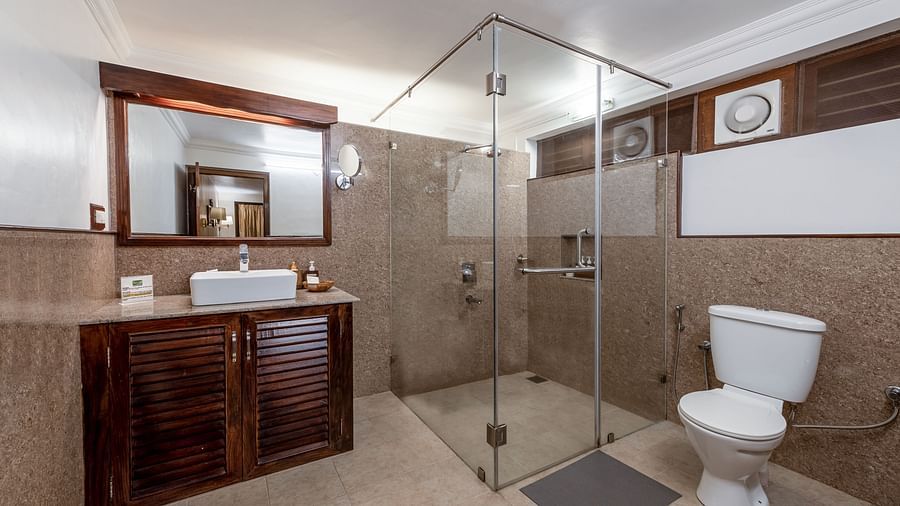 Luxury Suite Bathroom