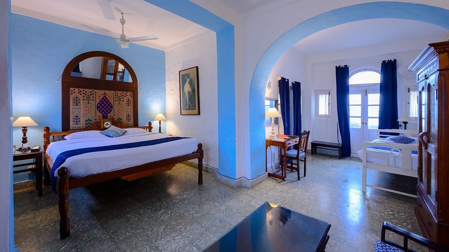 Hill Fort Kesroli 14th Century Alwar - interior view of the Sitara Mahal - Countryside View room with king size bed and blue decor