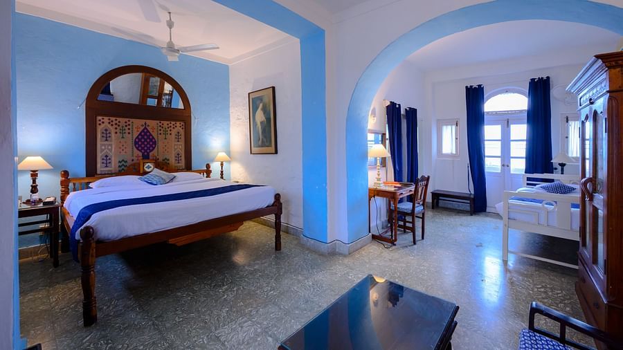 Hill Fort Kesroli 14th Century Alwar - interior view of the Sitara Mahal - Countryside View room with king size bed and blue decor