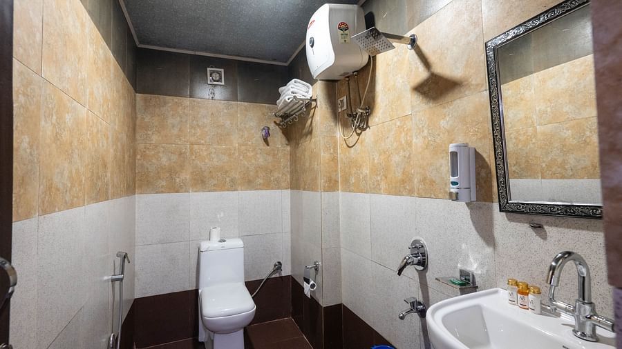 PREMIUM ROOM WITH BALCONY VIEW WASHROOM