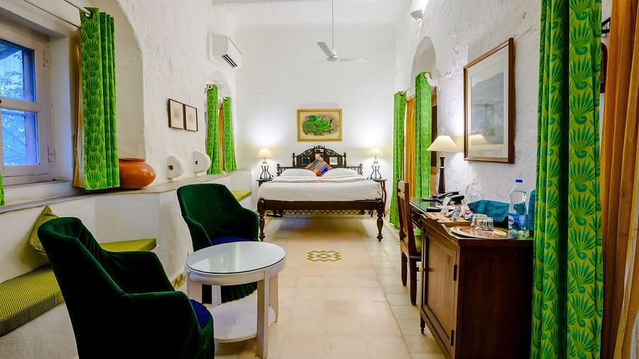 Hill Fort Kesroli 14th Century Alwar - interior view of the Hariyal Mahal - Countryside View room with a queen size bed and other seating options