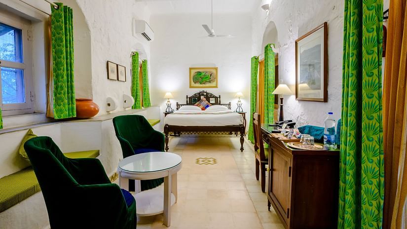 Hill Fort Kesroli 14th Century Alwar - interior view of the Hariyal Mahal - Countryside View room with a queen size bed and other seating options