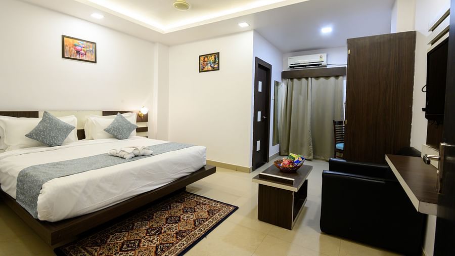 Side view of the Superior King Room showcasing a cozy bed and stylish interior design at Biznotel by Pride, Deoghar