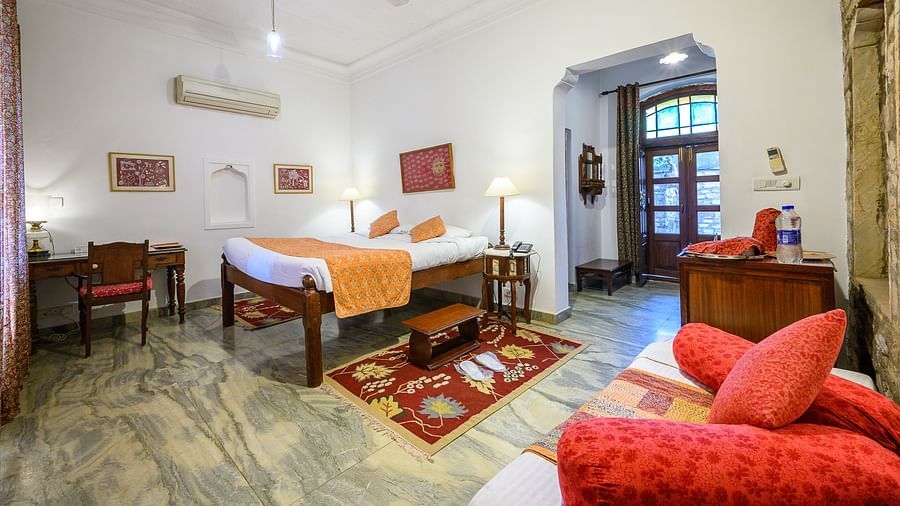  Deo Bagh - 17th Century, Gwalior - the king size bed and sofa seats offered at the Hiroji Ratna - Naubagh / Garden View room in Gwalior