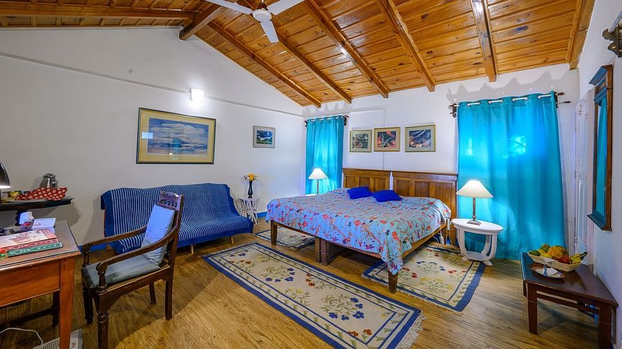 The Ramgarh Bungalows -  Irish bedroom with wooden ceiling and a ceiling fan