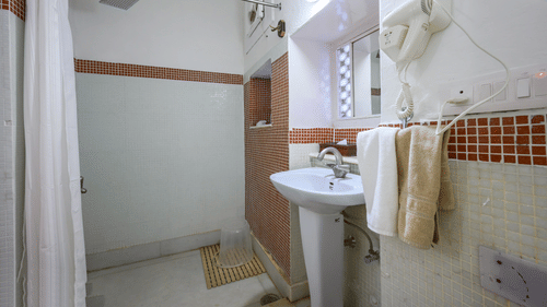 Moonga Mahal - Garden View Washroom