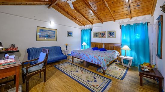 The Ramgarh Bungalows -  Irish bedroom with wooden ceiling and a ceiling fan