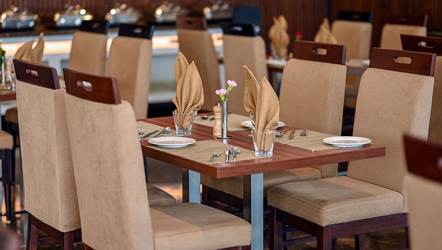 alt-text sitting area at the multi-cuisine restaurant in Calicut at Hive 2