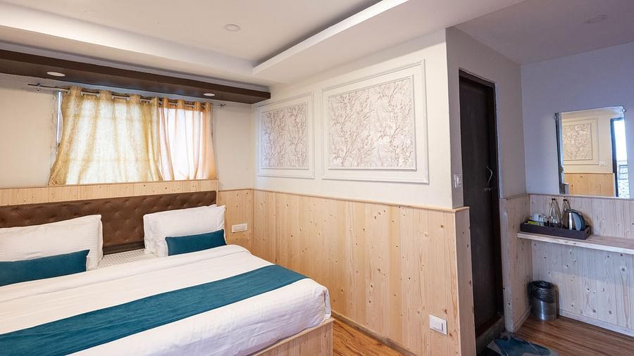 PREMIUM ROOM WITH  BALCONY 8