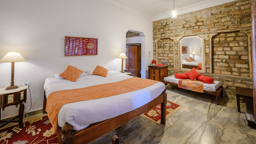 Deo Bagh - 17th Century, Gwalior - a king size bed offered at the Hiroji Ratna - Naubagh / Garden View room in Gwalior