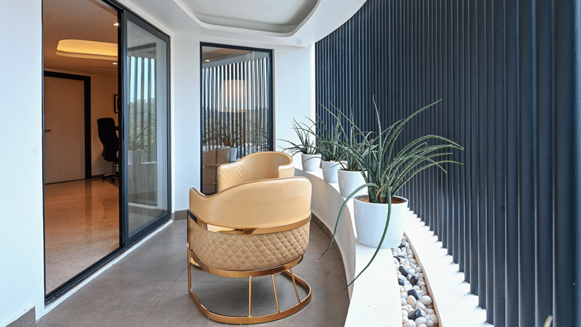 A sitting area at the suite in Dimora, Kozhikode, with a cushion.