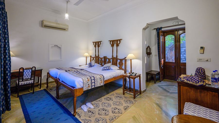 Deo Bagh - 17th Century, Gwalior - a king size bed offered at the Jai Vilas - Naubagh / Garden View room in Gwalior