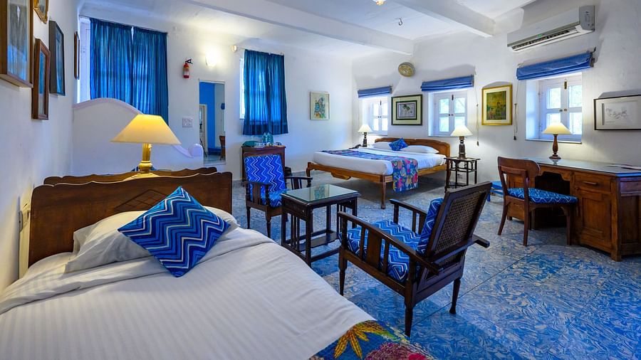 Hill Fort Kesroli 14th Century Alwar - interior view of the Shankar Mahal - Garden View room with a single bed, white lighting and blue decor