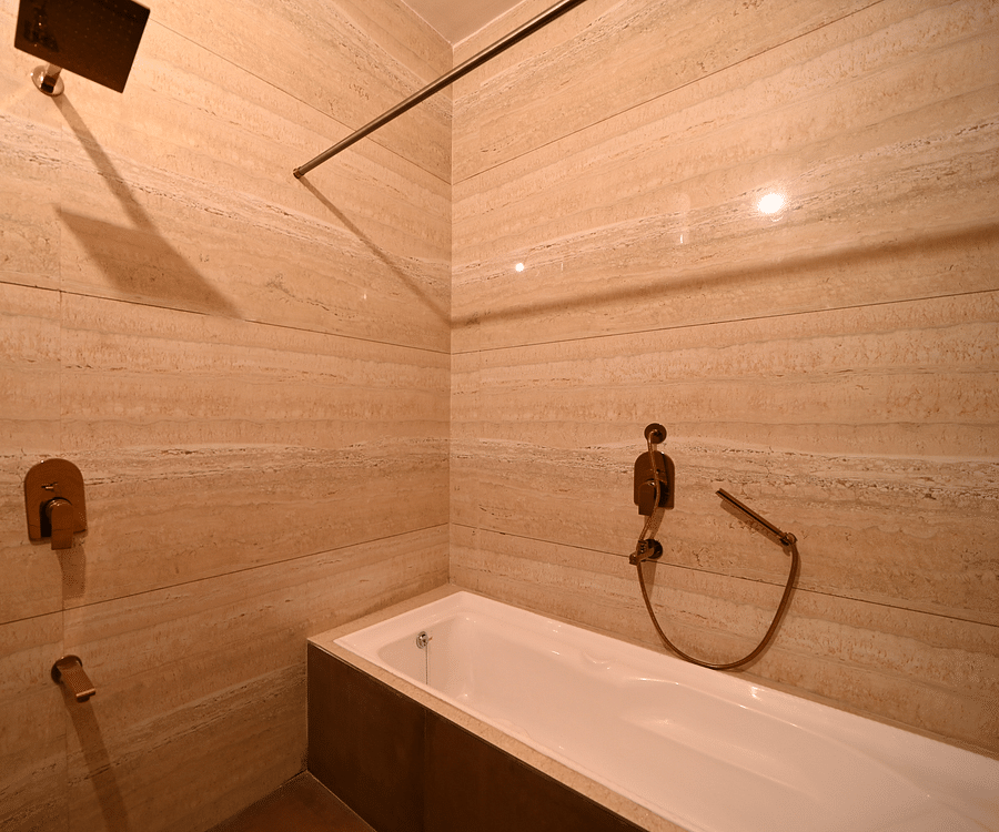 The bathtub inside the washroom - Karwaan Jaisalmer