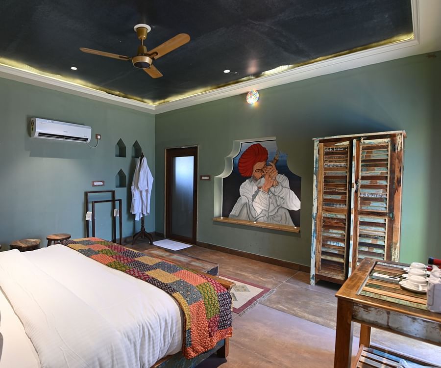 alt-text The interiors of the Luxury Cottage - Karwaan Jaisalmer
