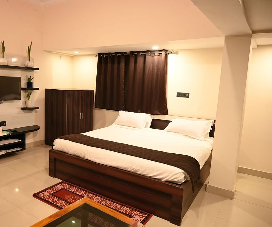 Safari Rooms in McCluskieganj with a cosy bed, a TV and more at Zeromile by Wedlock Greens