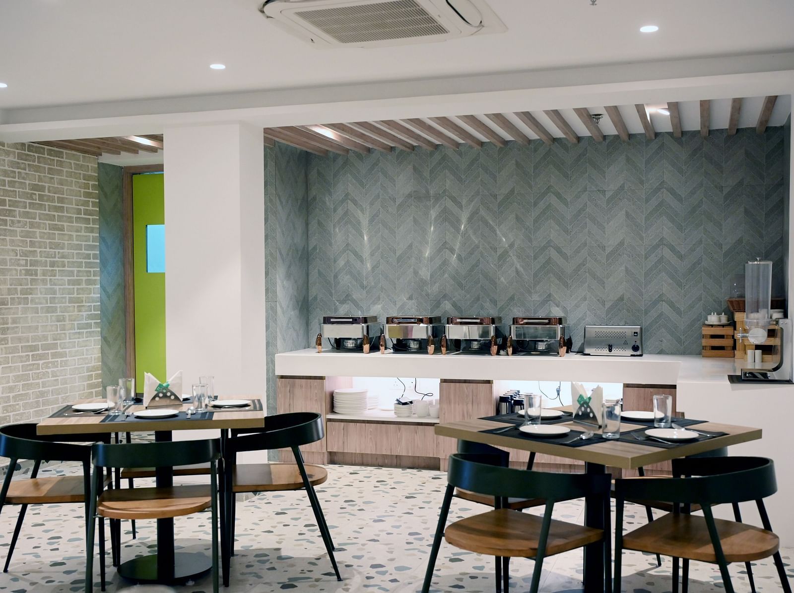 Picture featuring the dining area - Hotel Le ROI Express, Karol Bagh 
