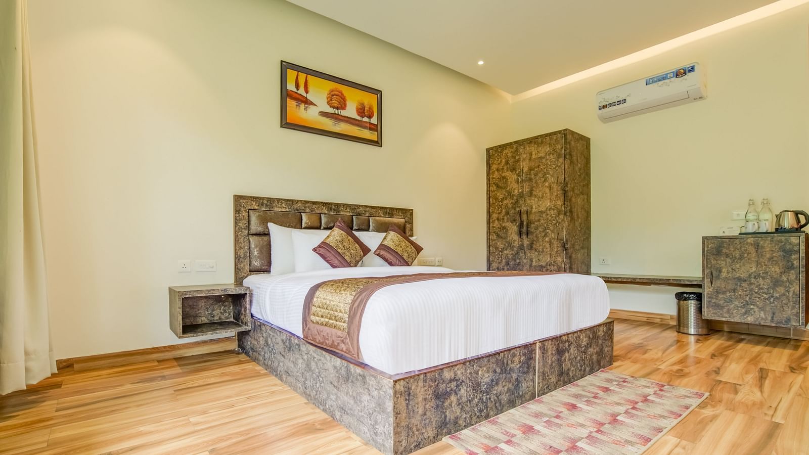 An image of a bedroom with king size bed and a table - Summit Jungle Resort, Lansdowne