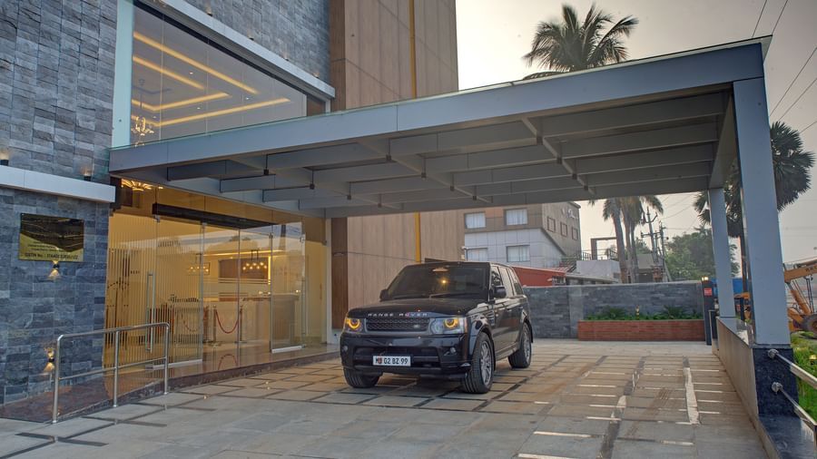 A black Range Rover car parked in the drive way of Ilara Hotels & Spa, Tada.