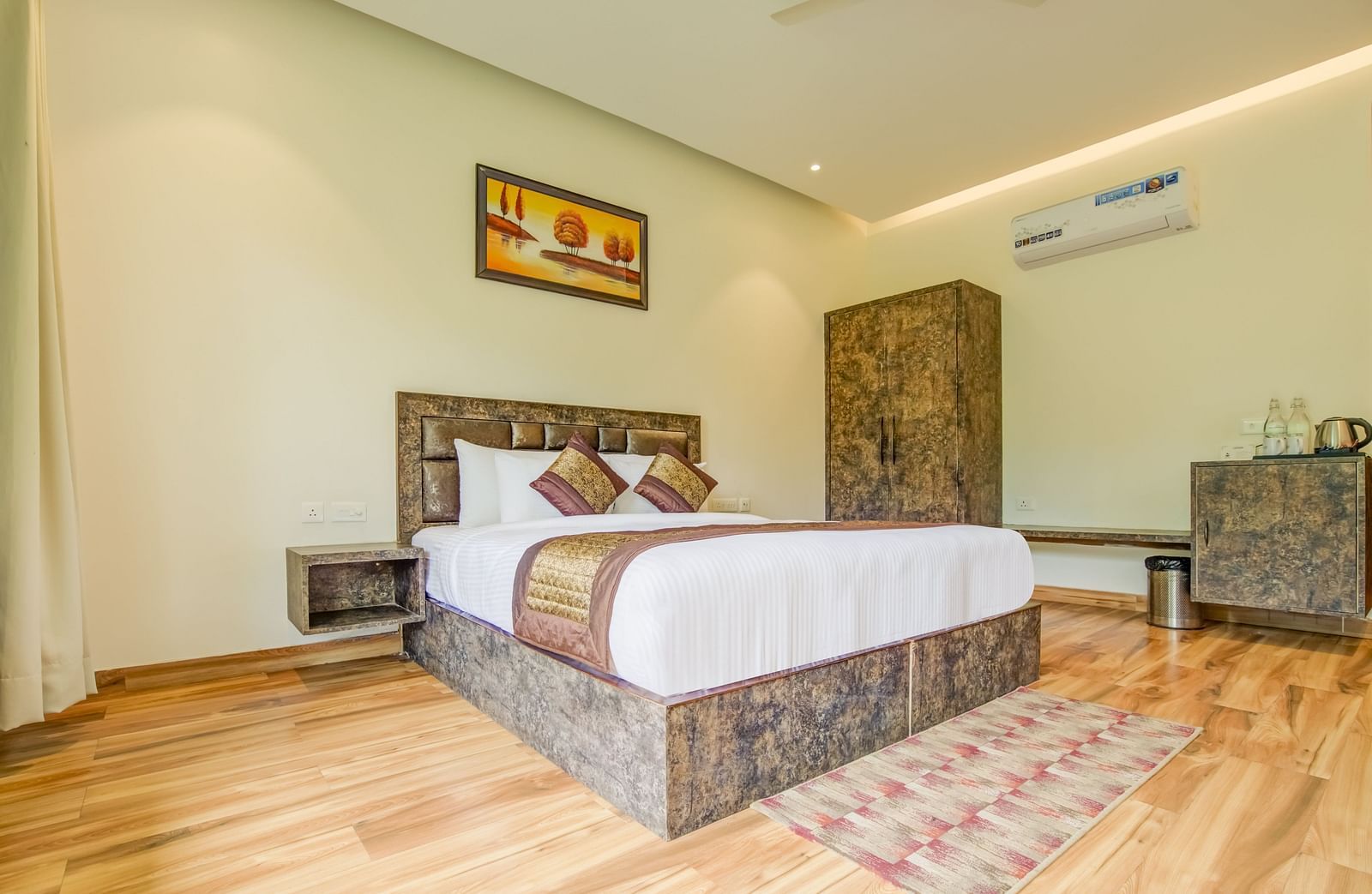 An image of a bedroom with king size bed and a table - Summit Jungle Resort, Lansdowne