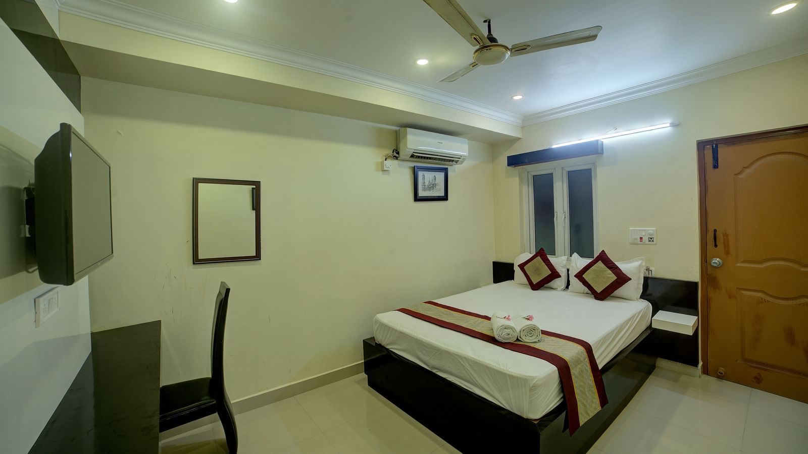 DELUXE ROOM (1)