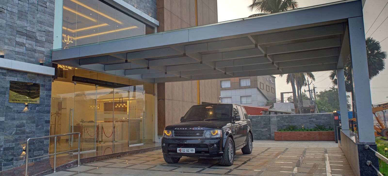 A black Range Rover car parked in the drive way of Ilara Hotels & Spa, Tada.