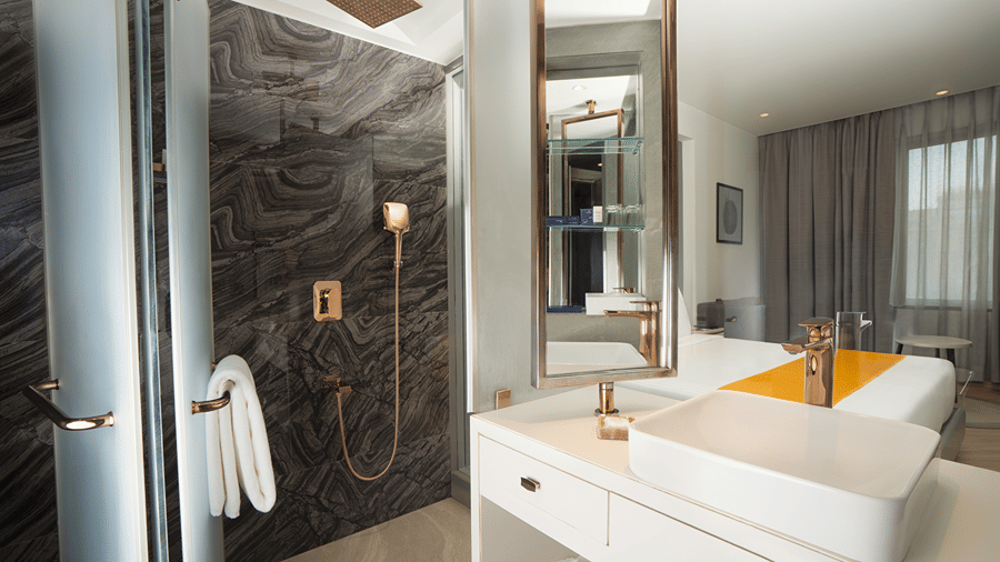 ROYAL CLUB WASHROOM