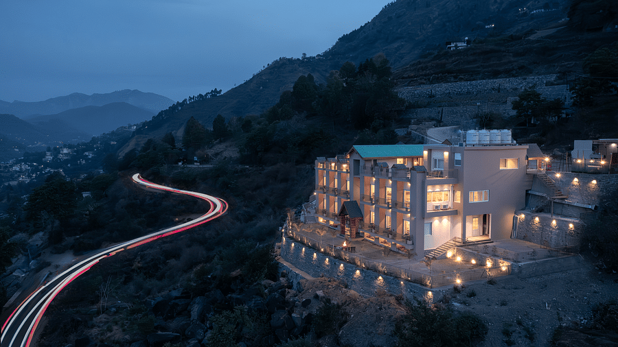 an image of a long shot view of Mountoria Retreat, Naukuchiatal illuminating lights