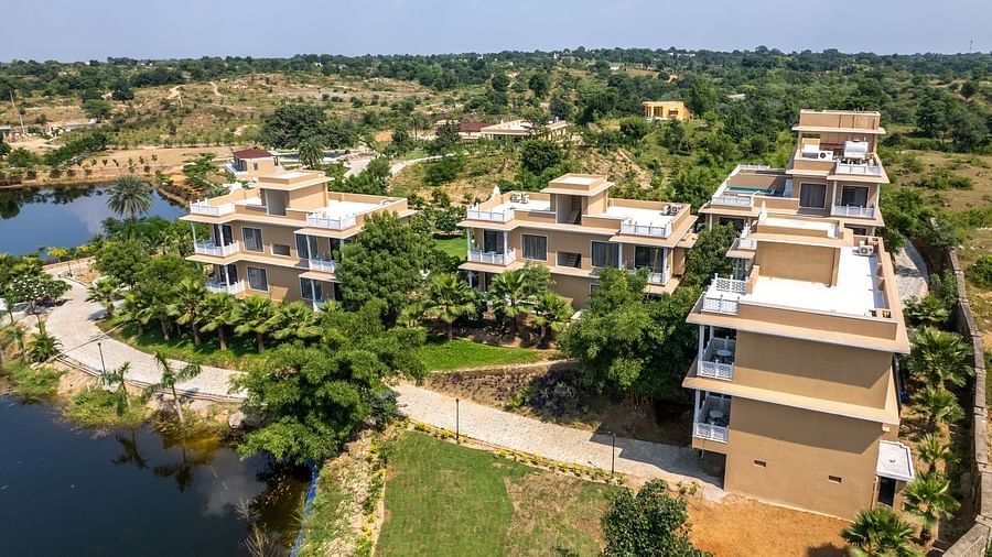 Buildings elegantly spaced out with expansive views of the countryside - Rajbagh Wellness, Udaipur