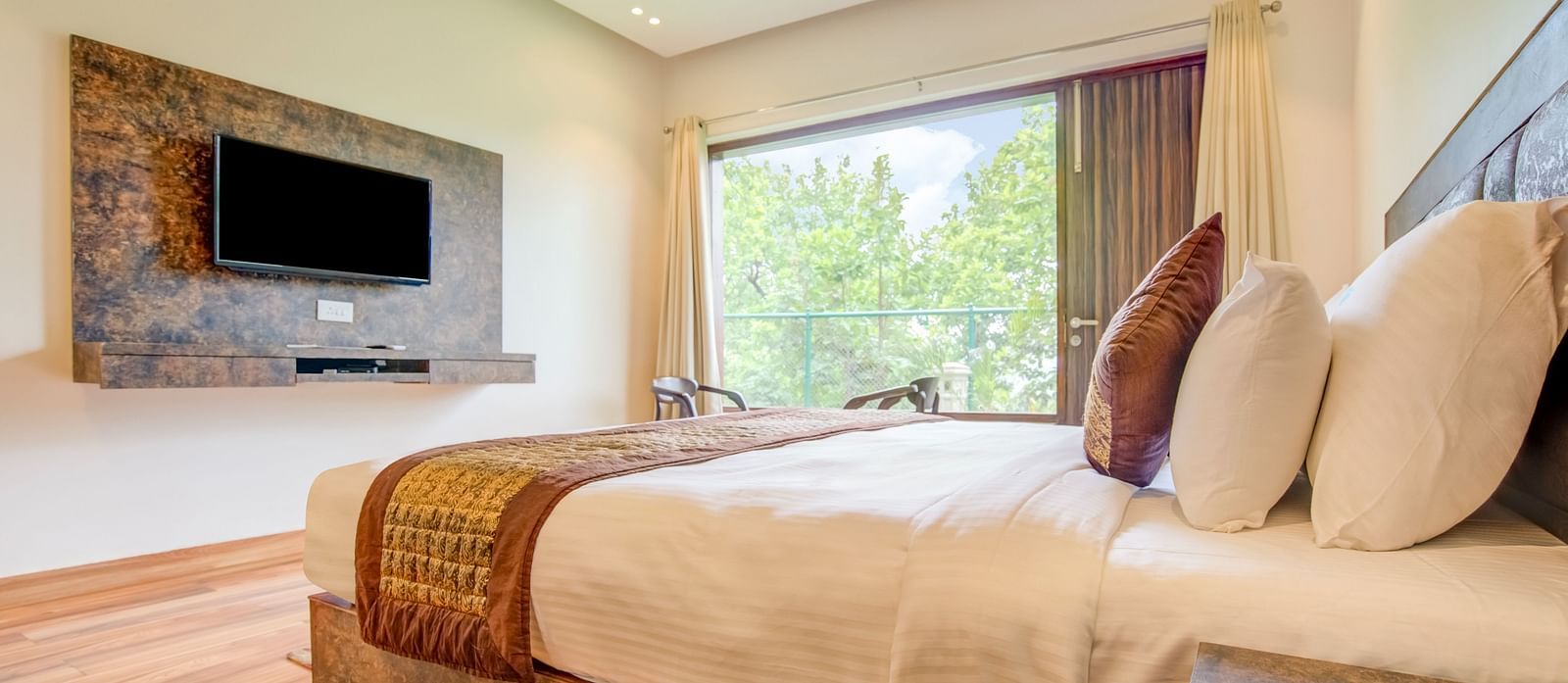 An image of a bedroom with balcony - Summit Jungle Resort, Lansdowne