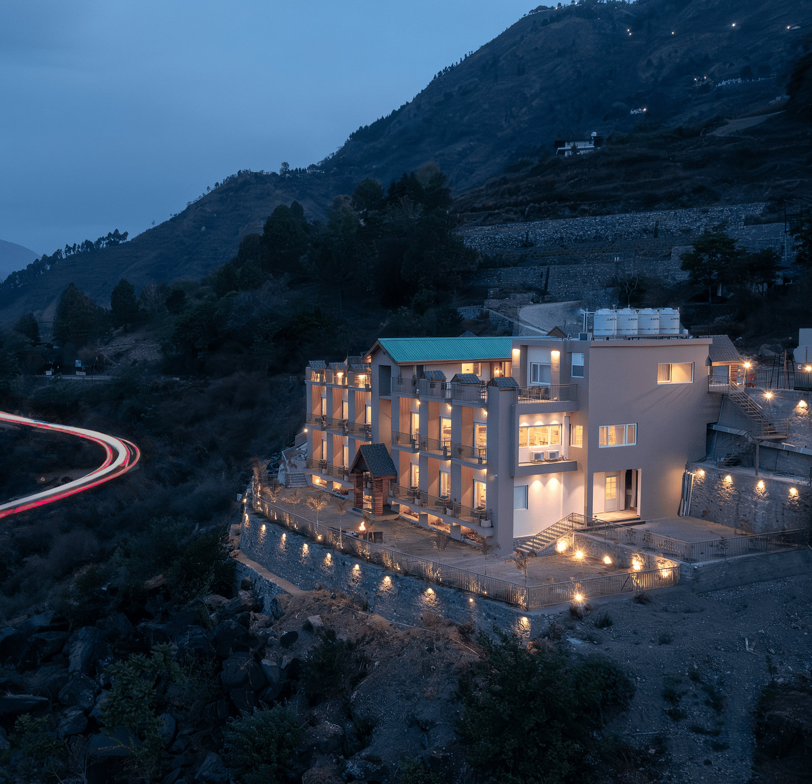 an image of a long shot view of Mountoria Retreat, Naukuchiatal illuminating lights