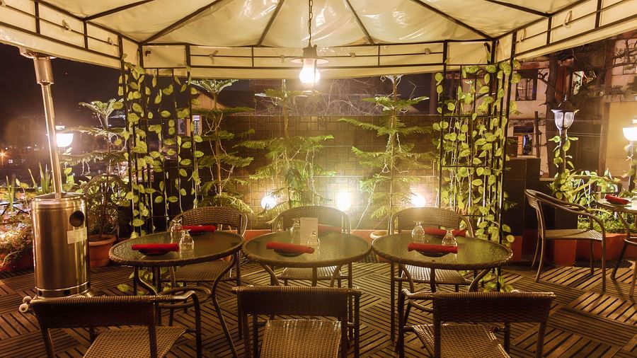 Nighttime outdoor restaurant atmosphere
