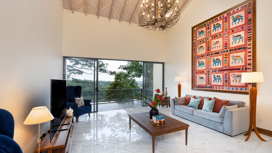 A tastefully designed suite with modern furnishings, a chandelier, and vibrant wall art - Heavensa Villas and Suites by the Clarks, Galle