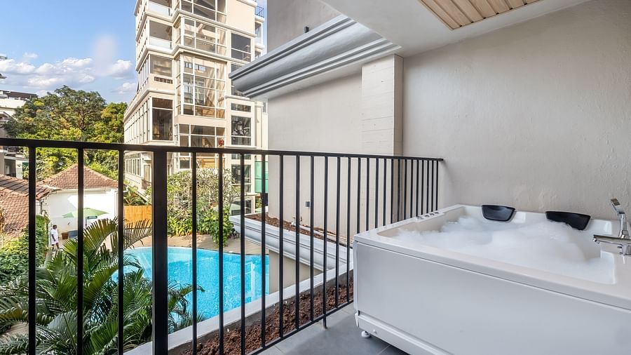 2205 Balcony jacuzzi-01pool view