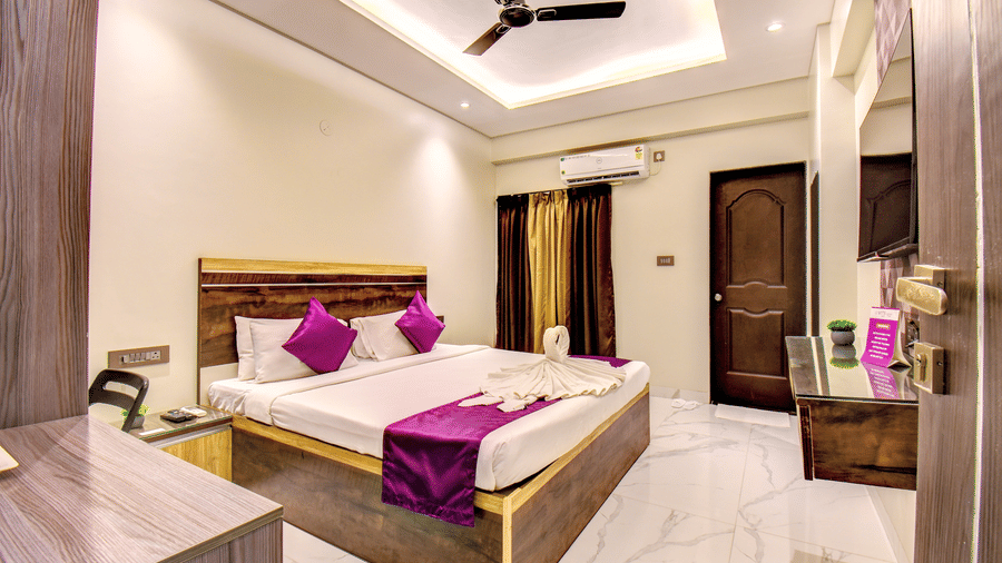 Super Deluxe Room with king bed, AC, ceiling fan and dressing mirror at VITS Select Kharadi, Pune