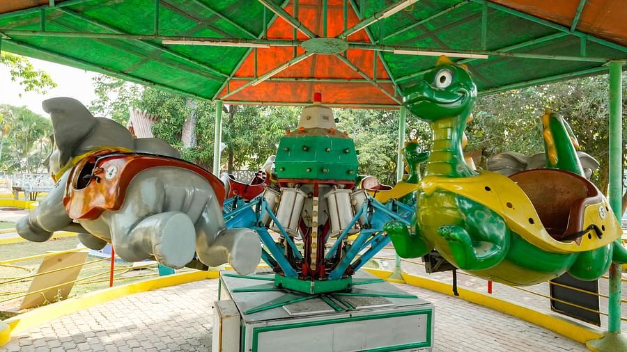 Mini Jet ride at MGM Dizzee World featuring baby elephant and tortoise rotating.