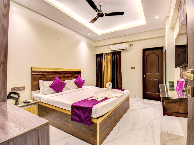 Super Deluxe Room with king bed, AC, ceiling fan and dressing mirror at VITS Select Kharadi, Pune