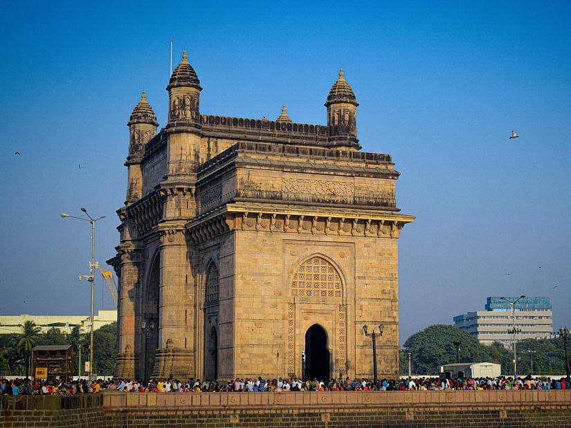 An image of Gateway of India which is surrounded by a huge crowd 