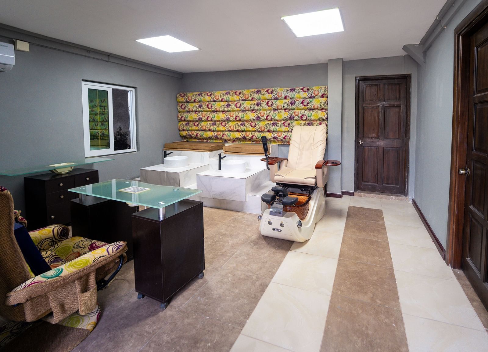 A spa in Montego Bay with a massage chair, and two hair washing chairs - Hotel 39, Jamaica (Montego Bay)