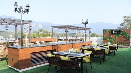Rooftop dining arrangement at Five Elements Hotels Maplewood Premier