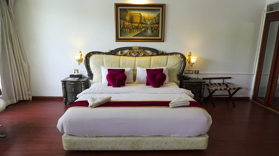 a double bed inside Queen Suite - White pearl suites by rosetum 