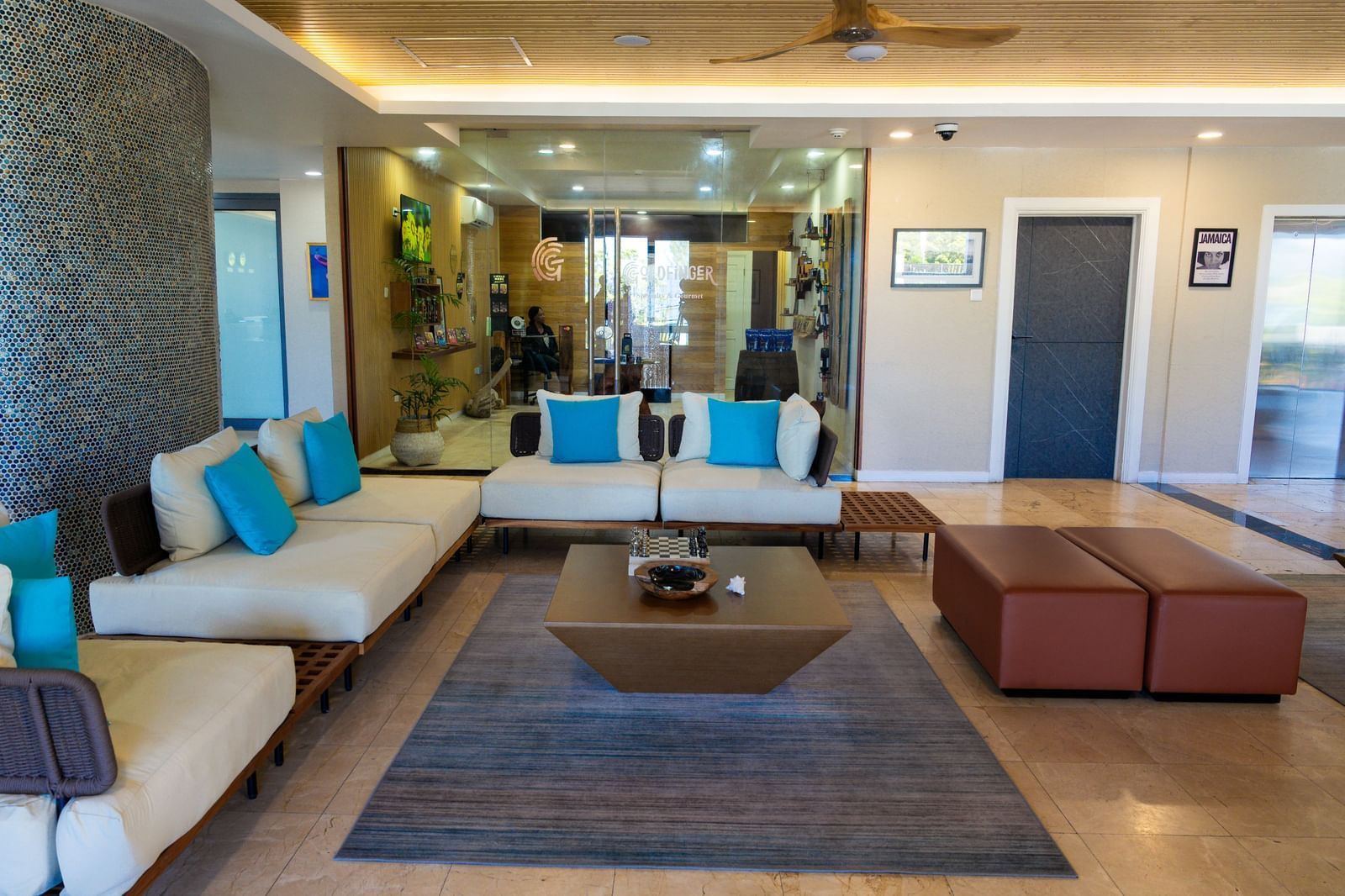 An overview of a lobby in front of the gift shop - Hotel 39, Jamaica (Montego Bay)
