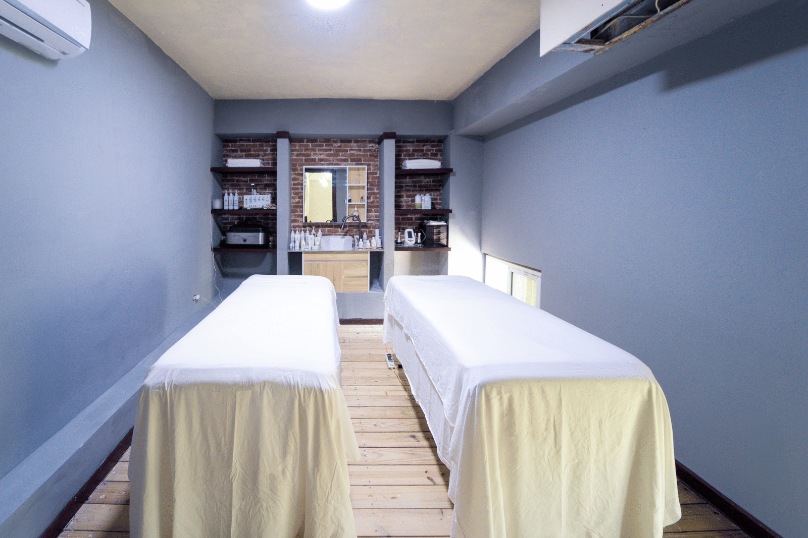 A view of a spa with two beds used for treatments - Hotel 39, Jamaica (Montego Bay)