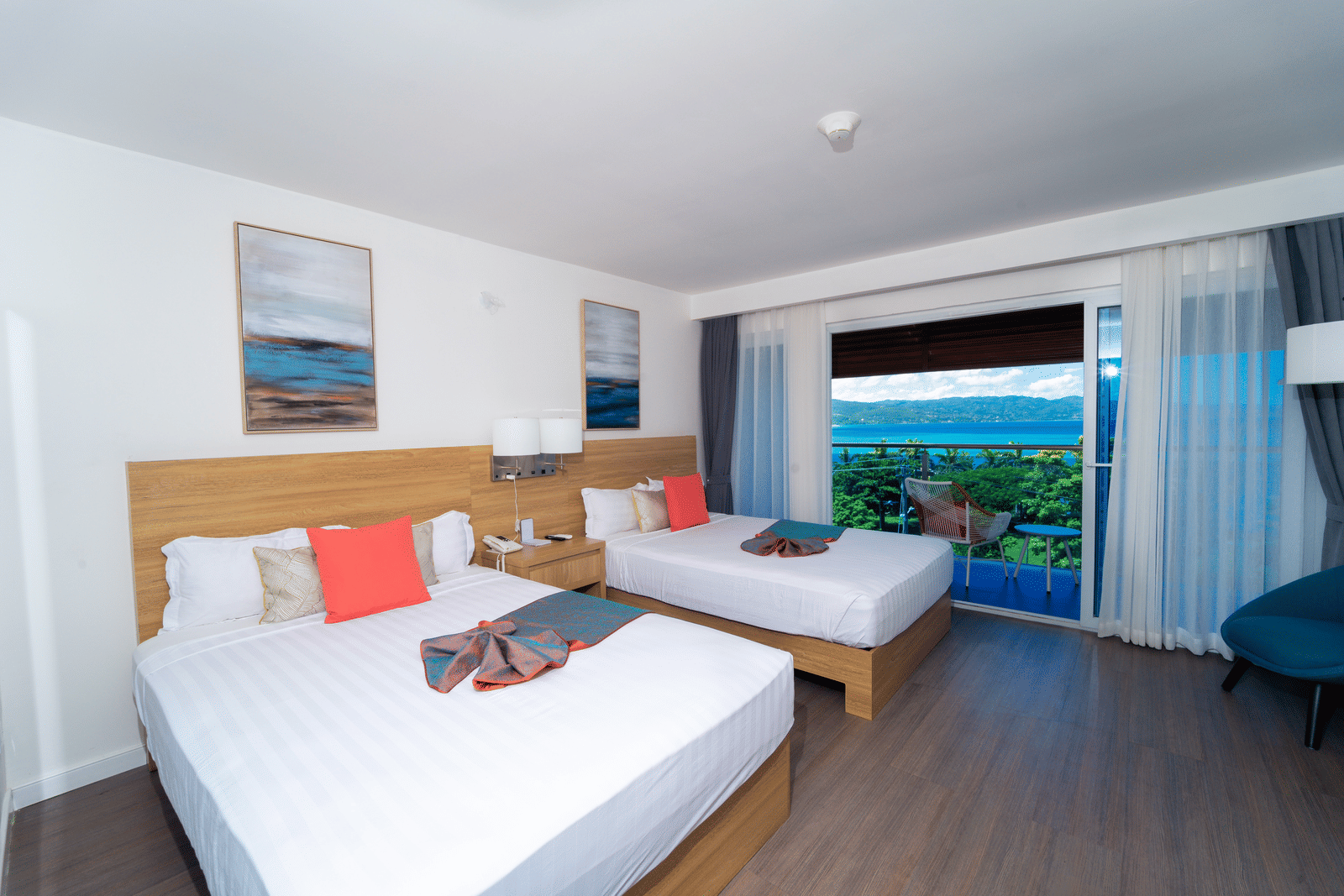 A view of a hotel room in Montego Bay with a balcony that offers the view of the shore - Hotel 39, Jamaica (Montego Bay)
