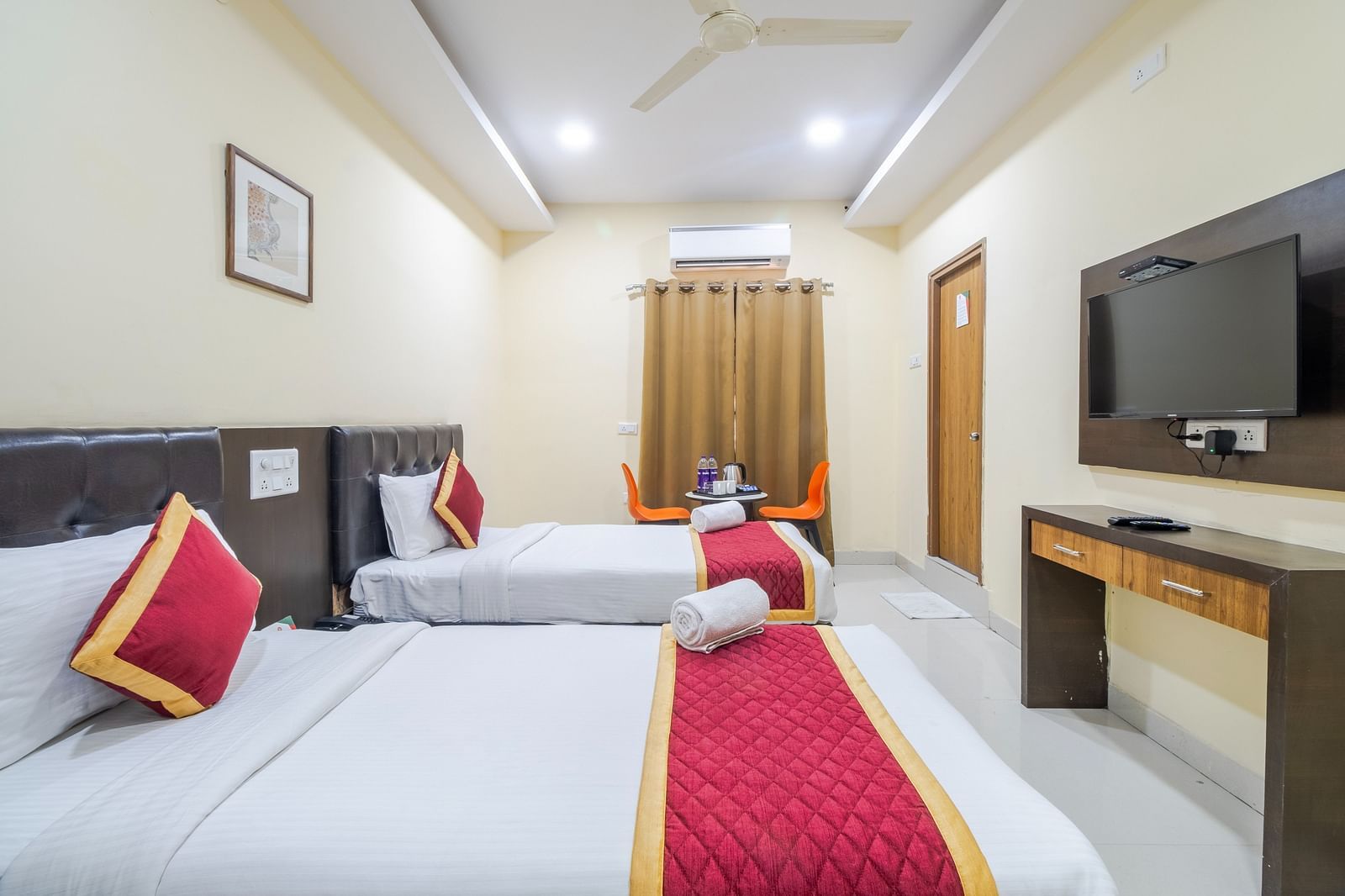 Premium room with two cosy beds and wall-mounted TV at Lemonridge Hotels